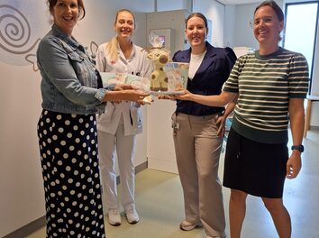 Overhandiging van het 3000ste dagboek voor ouders in het JBZ.